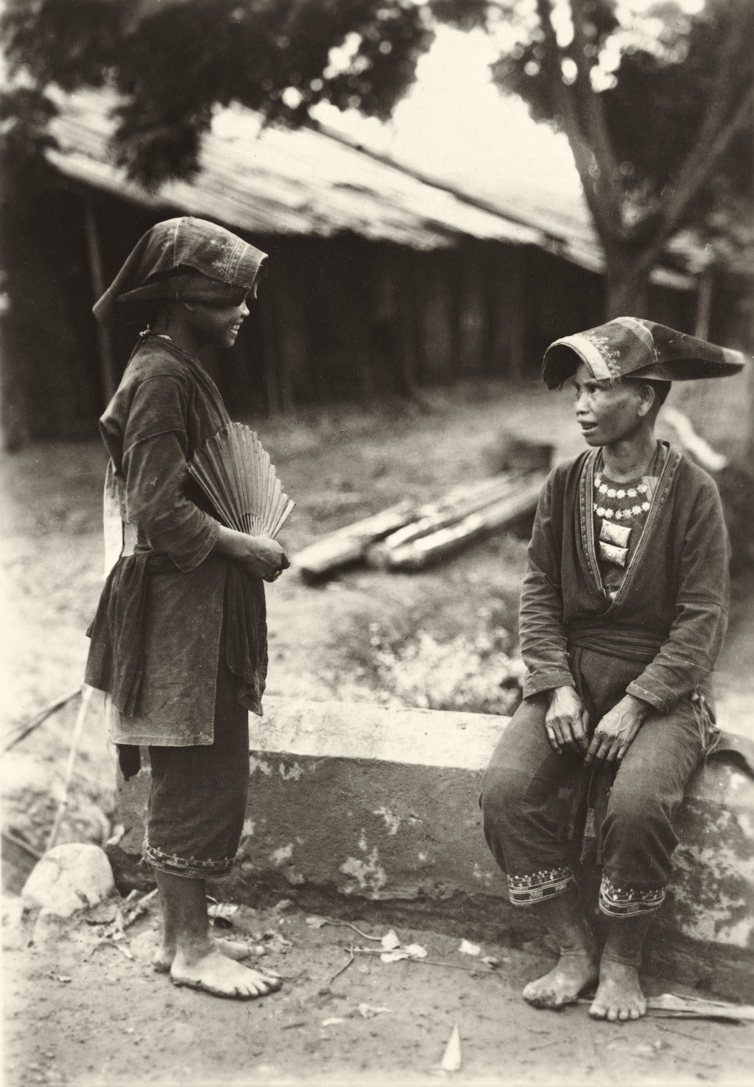 Black-and-white photo of two Dao ethnic minority women in traditional dress in Lào Cai Province, early 20th century